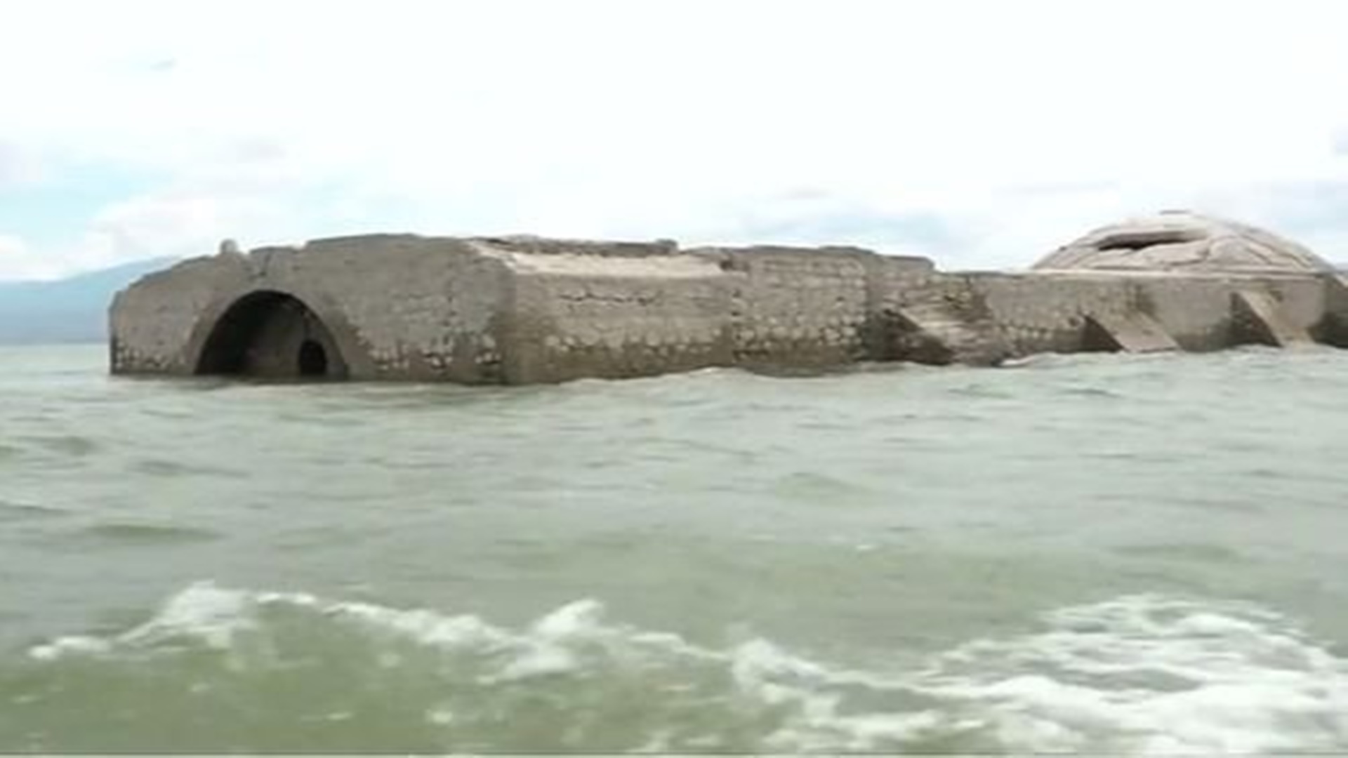Muncul di Tengah Sungai Setelah 50 Tahun Hilang