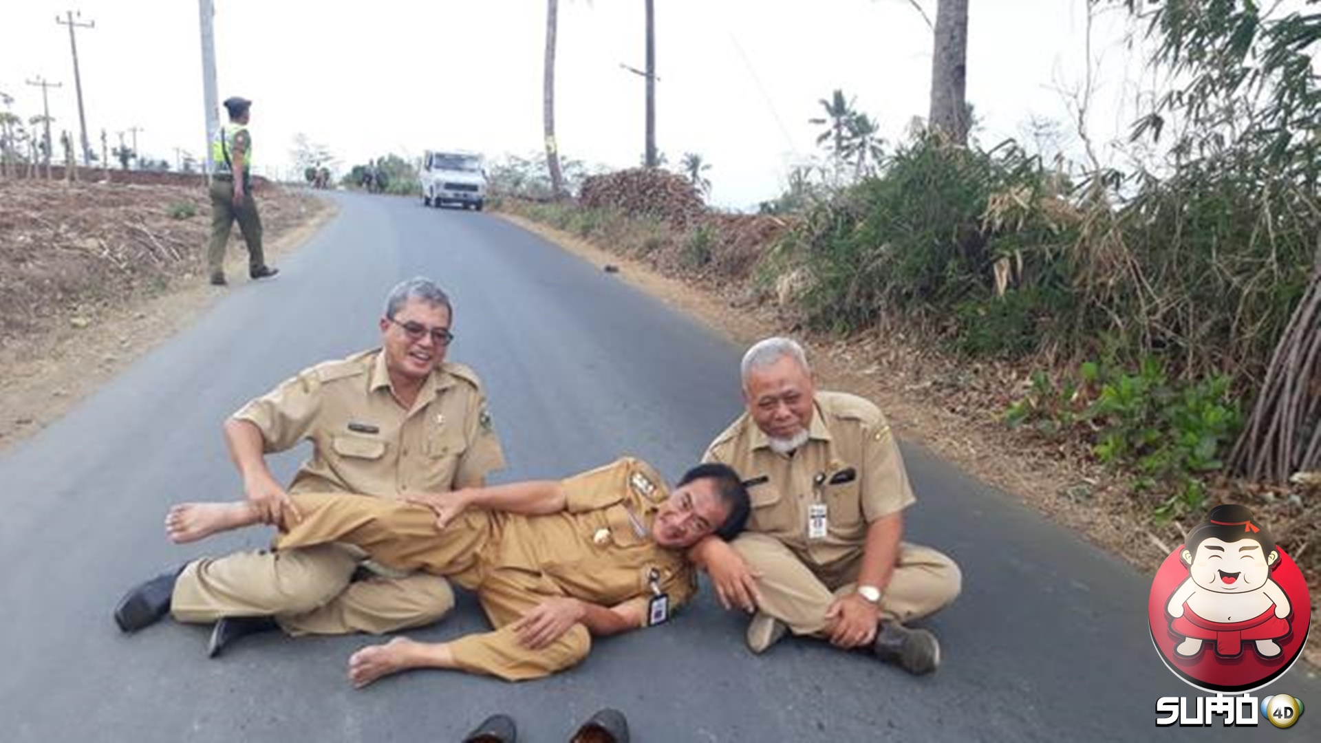 Viral Bupati Banjarnegara Rebahan dan Guling-Guling di Jalan