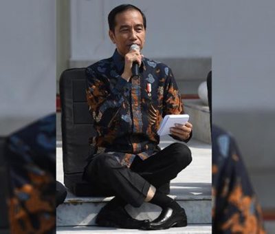 Challenge Duduk Silang Kaki ala Jokowi Jadi Viral di Medsos