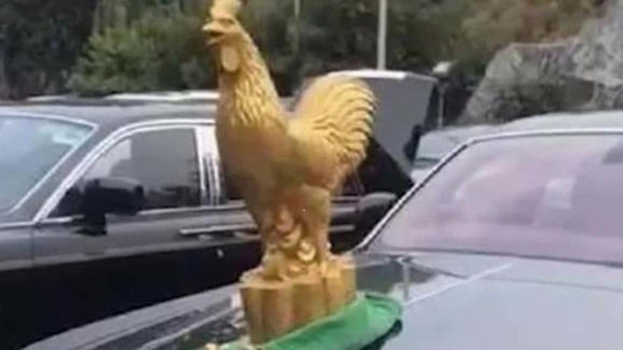 Waduh, Logo Mewah Rolls-Royce Diganti Patung Ayam