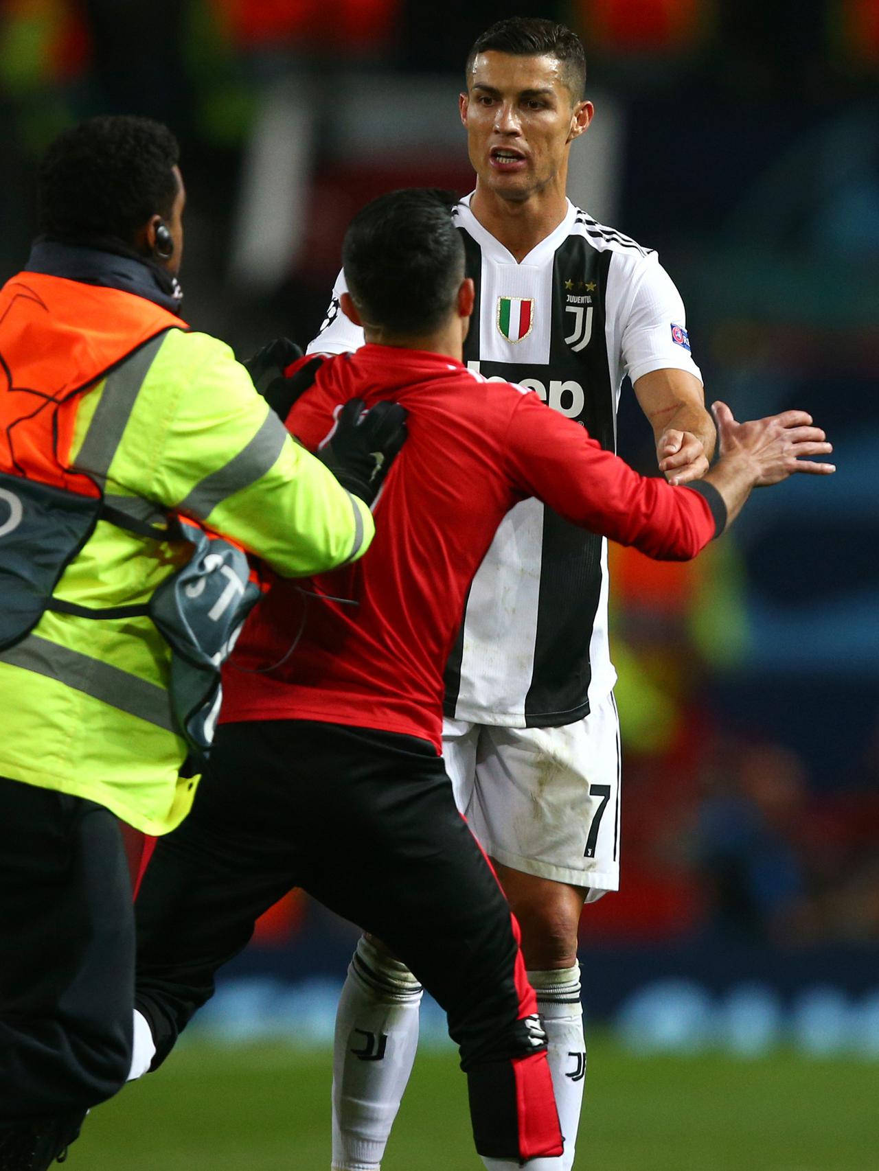 6 Potret Interaksi Ronaldo dengan Fans yang Masuk Lapangan